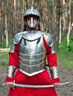 Mittelalterlicher Rstungsanzug mit Schulterschutz, Armschutz, Helm und...
