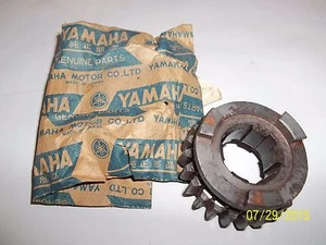 YAMAHA NOS MX250 MX360 DT250 DT360 DT400 3RD PINION GEAR 438-17131-01-00 lb - Picture 1 of 4