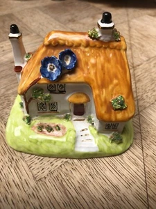 Pretty bone china model cottage - Picture 1 of 1