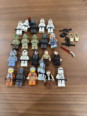 Lote 21 minifiguras LEGO Star Wars mais armas etc  - Imagem 1 de 4