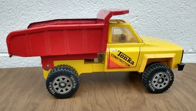 Camión volquete Tonka construcción metal 13" EE. UU. opera rasguños menores y rojo polvoriento Foto 1 de 4