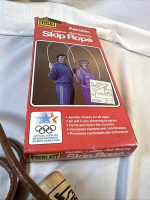 Cuerda de saltar de cuero Everlast vintage modelo 4496 asas de madera rodamientos de bolas NUEVO Foto 1 de 4