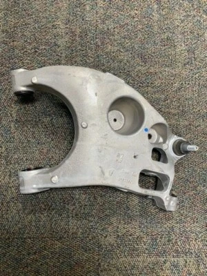 2010 / 2016 凯迪拉克 SRX 右后控制臂安装 15873601 原始设备制造商 — 第 1/3 张图片