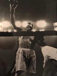 JOE FRAZIER - LEGENDARY HEAVYWEIGHT BOXER - EXCELLENT UNSIGNED PHOTOGRAPH - Picture 1 of 1