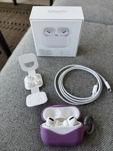 Apple AirPods Pro with MagSafe Wireless Charging Case - White & Pela Case - Photo 1 sur 6