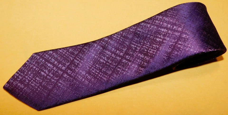 CORBATA CALVIN KLEIN BORGOÑA/PUNTOS AMARILLOS/RAYAS - CORBATAS PARA EL CUELLO - CORBATAS DE DISEÑADOR. Foto 1 de 3