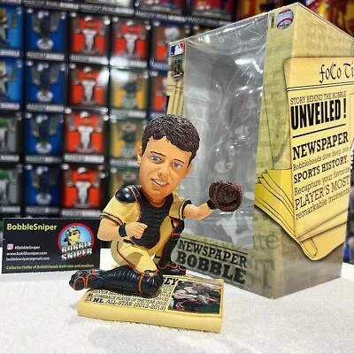 BUSTER POSEY Gigantes de San Francisco "Extra Extra" Base de Periódico MLB Bobblehead Foto 1 de 4
