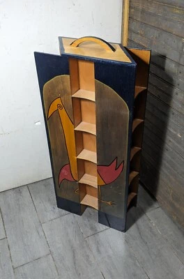 Reut Shahar para Kakadu Estante pintado rústico de madera CD Cabinet Torre Rack Arte popular Foto 1 de 4