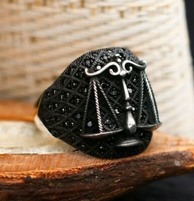 Anillo para hombre Scales of Justice sólido de plata de ley 925 con circón negro Foto 1 de 4