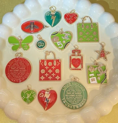 Lote de 15 dijes de botón con cremallera LV, Gucci, CC Foto 1 de 3