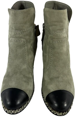 Botines con ribete de cadena de gamuza gris Chanel hechos en Italia marcados como 38 - 8 EE. UU. Foto 1 de 4