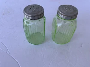 Set Of 2 Vintage Uranium Glass Anchor Hocking Ribbed Shaker Jars w/ Lids 4.75" - Picture 1 of 8