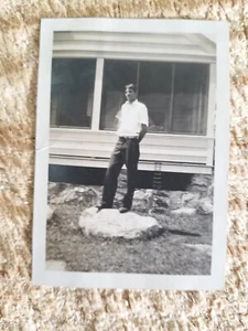 YOUNG MAN ON ROCK IDENTIFIED,PIPE BAY,GUILFORD,CT.VTG 3.5" x 2.5" SNAPSHOT*SP4 - Picture 1 of 3