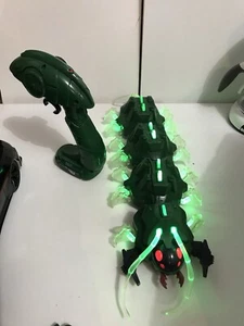 Skyrocket: Fantastic Rare Giant Lighted Green Centipede Creature With Remote - Picture 1 of 10