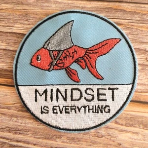 Parche divertido de motivación del océano Mindset Is Everything Fish Wants To Be A Shark - Imagen 1 de 3