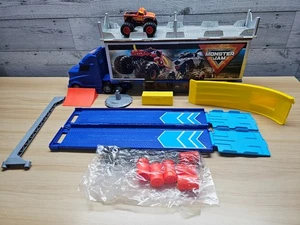MONSTER JAM TRANSFORMING HAULER PLAYSET W/EXCLUSIVE EL TORO LOCO MONSTER TRUCK - Picture 1 of 13