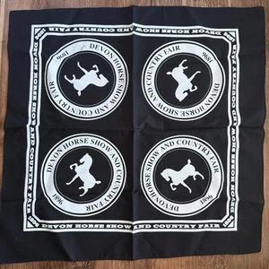 Bandana para perros Devon Horse Show & Country Fair blanco y negro mercancía ecuestre leer - Imagen 1 de 4