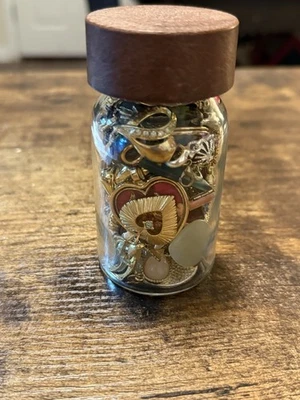 Баночка маленьких кулонов и амулетов - Изображение 1 из 4