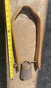 Ancien collier de joug primitif sculpté à la main bois courbé mouton chèvre cloche - Photo 1/6