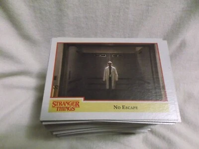 2018 NETFLIX НЕЗНАКОМЫЕ ВЕЩИ СЕЗОН 1 НОВЫЙ НАБОР ИЗ 100 БАЗОВЫХ КАРТ ОЧЕНЬ ХОРОШЕЕ СОСТОЯНИЕ+ - Изображение 1 из 4