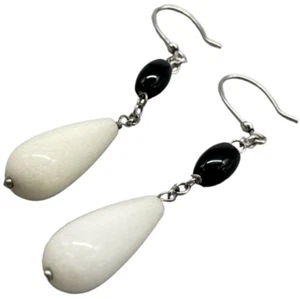 ORECCHINI PENDENTI AD AMO IN PERLE DI ONICE NERO AGATA BIANCA ARGENTO 925 DONNA. - Foto 1 di 9