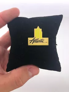 BEAUTIFUL VINTAGE PIN BADGE CLOISONNE USA ATLANTA GEORGIA SKYLINE YELLOW - Picture 1 of 2