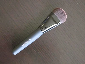 bareMinerals * LUXE PERFORMANCE BRUSH * 4 BarePro Performance Liquid Foundation - Picture 1 of 6