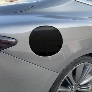 Superposición Blackout para Infiniti Q60 2017-22 cupé puerta tapa de gasolina - Imagen 1 de 1