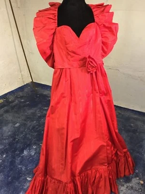 Elaborado Vestido de Noche Rojo Moire Tafetán con Corpiño de Novia S Foto 1 de 4