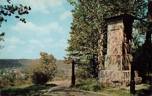 POSTCARD Monument and Grave of Daniel Boone, Frankfort, KY - Picture 1 of 2