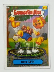 Garbage Pail Kids #49 BRO KEN Nuevas Cartas Colombiano Extranjero GPK RARO - Imagen 1 de 2