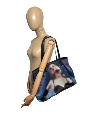 Bolso de Mano Moschino Estampado Retrato Azul De Colección Foto 1 de 4