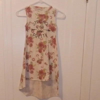Vestido niña 7 sin mangas con estampado floral y cita 'Strong is the New Pretty' Foto 1 de 3