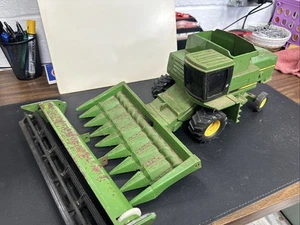 John Deere Titan II Green Metal Combine ERTL 1/24 Scale 1987 With Bean Head Also - Picture 1 of 17