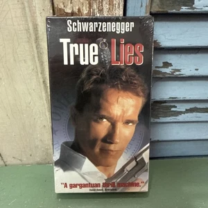 True Lies VHS 1996 Neu Factory Sealed Wasserzeichen Arnold Schwarzenegger - Bild 1 von 6