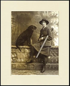 LABRADOR RETRIEVER LADY WITH GUN GREAT DOG PHOTO PRINT MOUNTED READY TO FRAME - Foto 1 di 1