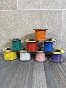 8 Bobine Filo PVC Massello Ricambi Radio Vintage Rosso Blu Verde Giallo Bianco Arancione  - Foto 1 di 20