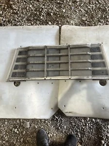 Volvo grill half grill chrome  - Picture 1 of 3