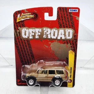 UH Johnny Lightning 1:64 Off Road JL25 Jeep Cherokee Tan 2012 Sealed New - Picture 1 of 9