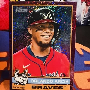 2025 Topps Heritage - Orlando Arcia #117 cromo borgoña refractor brillante - Imagen 1 de 10