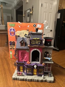 Lemax Spooky Town Smoke & Mirrors Magic Shop #45218 exclusivo de Michael’s 2024 - Imagen 1 de 11