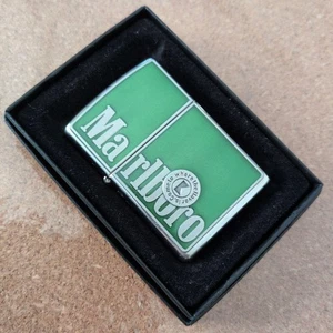 Zippo Marlboro Logo Grün Silber Feuerzeug mit Box Docht & Feuerstein ersetzt gebraucht JP - Bild 1 von 9