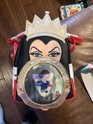 Mini Mochila Loungefly Blancanieves/Reina Malvada Disney Foto 1 de 4