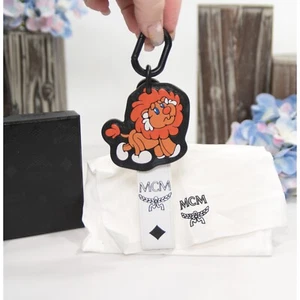Portachiavi MCM x SAMBYPEN Henry Timid Lion logo pelle grande borsa ciondolo nuovo con etichette - Foto 1 di 7