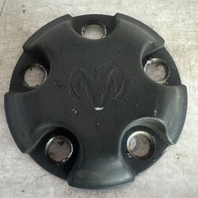 Tapa central de rueda de acero usada 5845973 para Dodge Ram 1500 2002-2012 negra Foto 1 de 4
