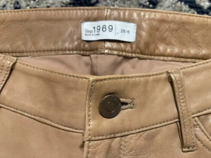 Gap Beige 1969 Leather Jean Pants Size 6 waist 28 inseam - Picture 1 of 6