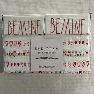 Rae Dunn komplettes Lakenset weiß Herzdruck bestickt Be Mine Kissenbezüge Liebe - Bild 1 von 7