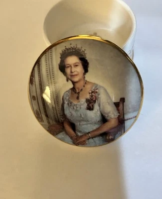 Vintage Queen Elizabeth ll trinket box - Изображение 1 из 4