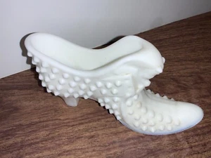 Vintage White Hobnail Milk Glass Slipper Shoe with Cat Decoration - Picture 1 of 7