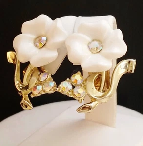 Pendientes con clip vintage en tonos dorados flores blancas lucita diamantes de imitación AB - Imagen 1 de 11
